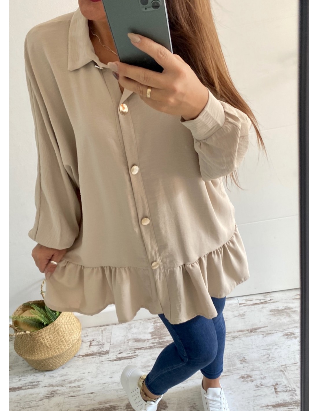 Camisa blanca con volante abajo Clearance